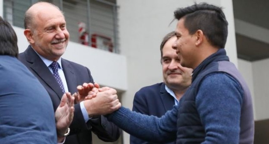 Alberto Fernández y Perotti entregaron 93 viviendas del Plan Procrear I