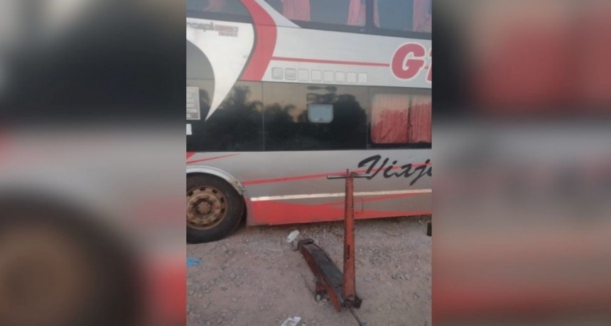 Horror en el taller: mecánico aplastado por un colectivo tras fallo de gato hidráulico