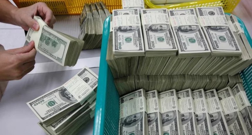 Las elecciones condicionan la carrera entre la inflaci&oacute;n y el d&oacute;lar libre, que ya aument&oacute; 200 pesos en el a&ntilde;o