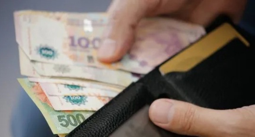 Salarios: uno por uno, los trabajadores que cobrarán aumentos de sueldo y bonos en agosto 