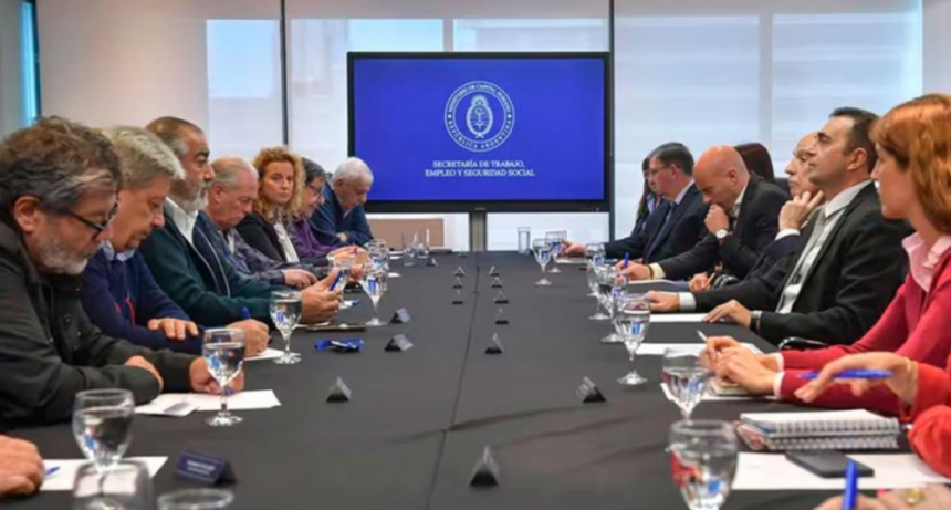 Hubo avances entre el Gobierno y la CGT para consensuar cambios en la reforma laboral y en Ganancias