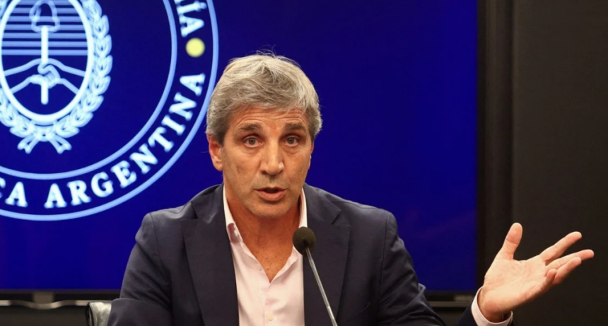 Luis Caputo anunció un superávit financiero por sexto mes consecutivo