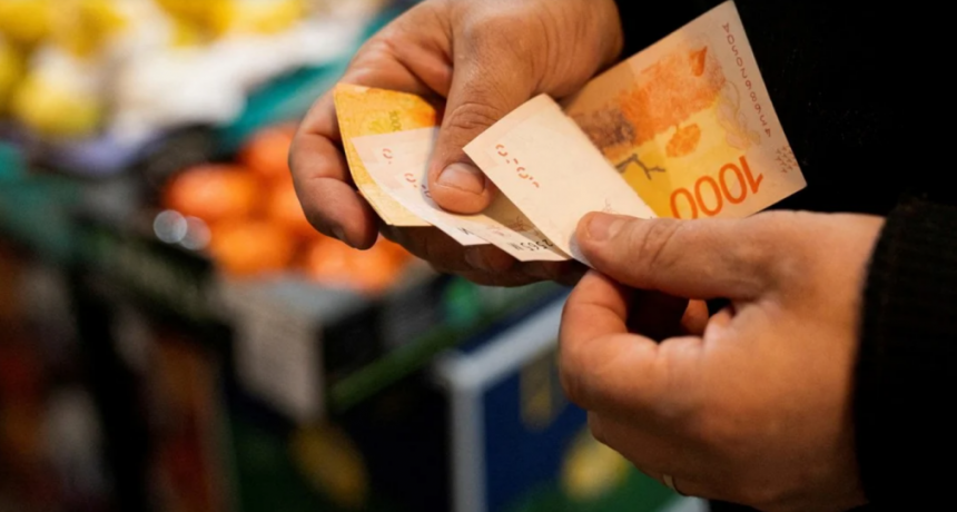 En mayo los salarios crecieron 216% interanual, 60 puntos por debajo de la inflación