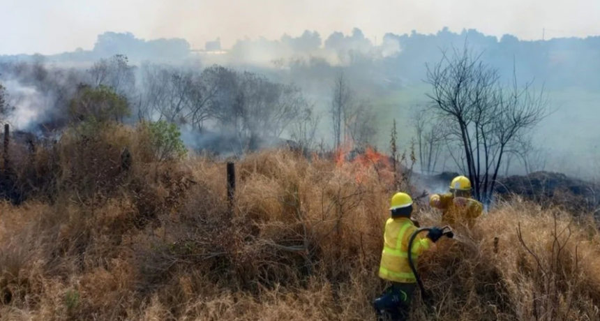 En Reconquista se multiplican los incendios de pastizales y los bomberos están en alerta permanente