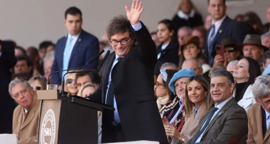 Javier Milei en La Rural: en un discurso con pocos anuncios prometió bajar retenciones, pero pidió paciencia al campo