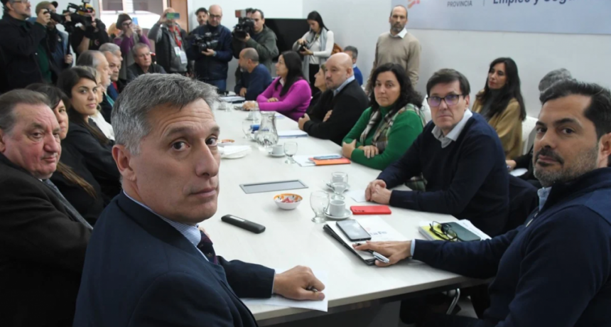 Paritaria docente: el gobierno dio sus números y los gremios salieron 