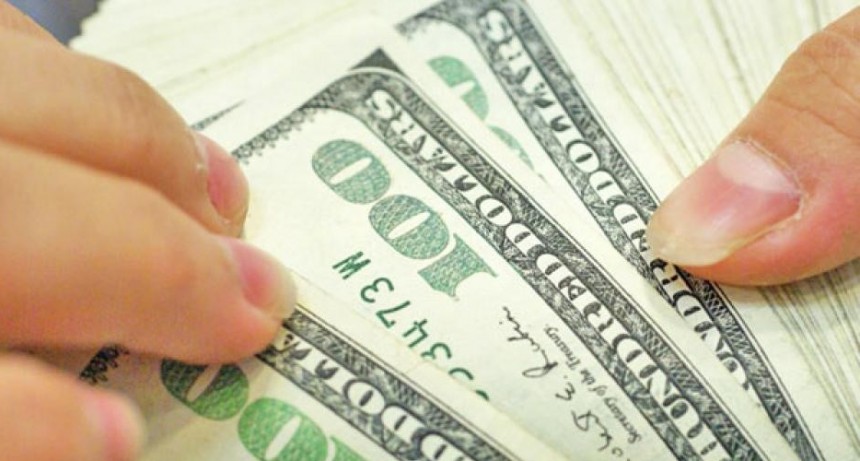 El dólar libre cae a los $296 y los financieros pierden 10 por ciento