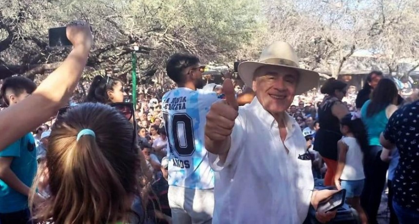 FOTOS | La TV nacional, presente en un patio del Indio Froilán desbordado de turistas