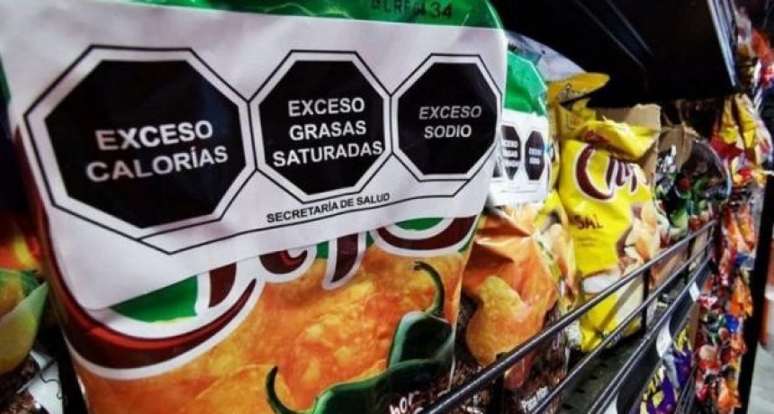 A partir de este sábado, las empresas que no pidieron prórroga deberán llevar el etiquetado frontal en sus productos