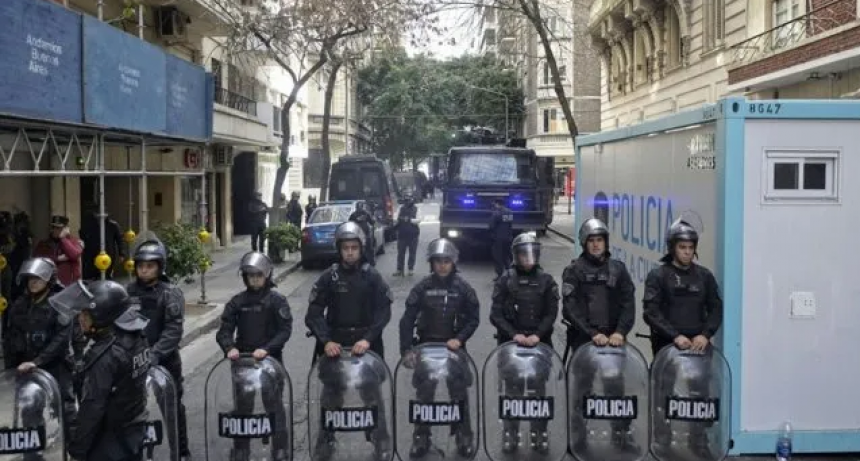 La Justicia ordenó que cese el operativo policial afuera de la casa de Cristina Kirchner