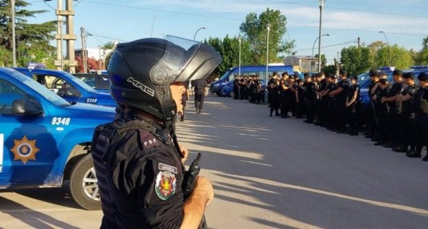 La provincia abonará un suplemento de 100.000 pesos a los agentes policiales para reponer uniformes