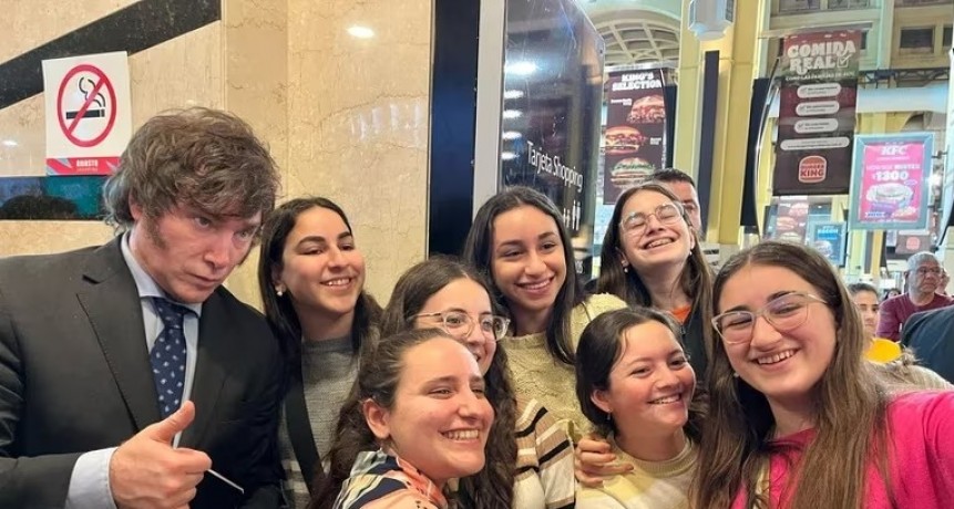 Cómo es por dentro una caminata sorpresa de Javier Milei: selfies, los pedidos de la gente y el rol de Ramiro Marra