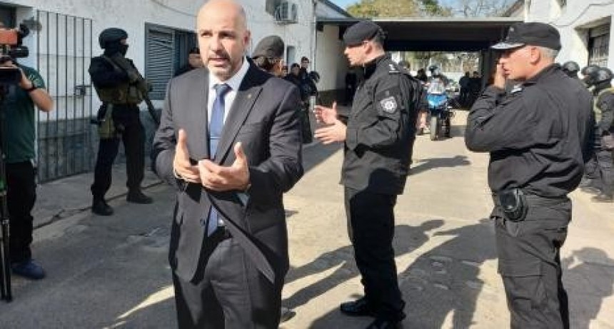 El ministro de Seguridad entregó a la policía 147 cascos de protección balística y 250 escopetas para los grupos de apoyo táctico