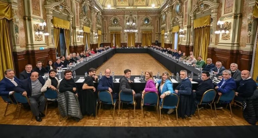 Axel Kicillof se reunió con 50 intendentes para ordenar la campaña con Javier Milei en el centro de la escena