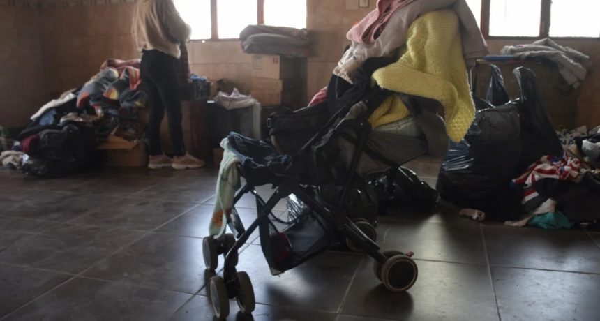 Una mujer y sus hijos desamparados por banda narco que usurpó su casa