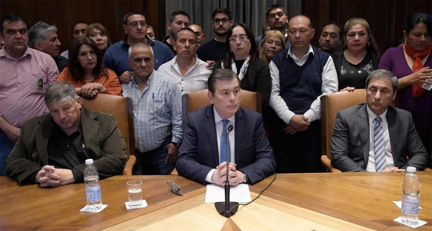 Zamora anunció una recomposición salarial y un bono de $400 mil para los empleados públicos