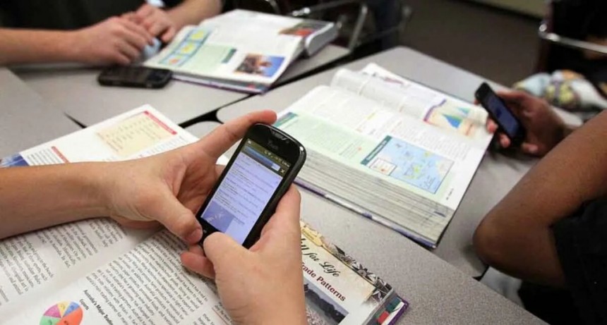 La experiencia de una escuela de Santa Fe que ya regula el uso del celular en las aulas