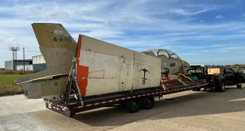 Organizan una colecta para traer a la Argentina el avión de Owen Crippa que combatió en la Guerra de Malvinas