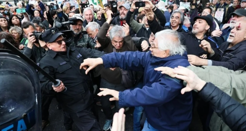La Policía Federal reprimió a jubilados que se movilizaban en el Congreso contra el veto de Milei