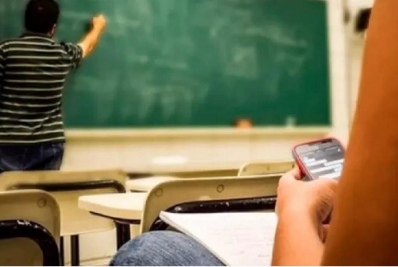 Madrid innova con sistemas de agua inteligentes y prohíbe celulares en escuelas