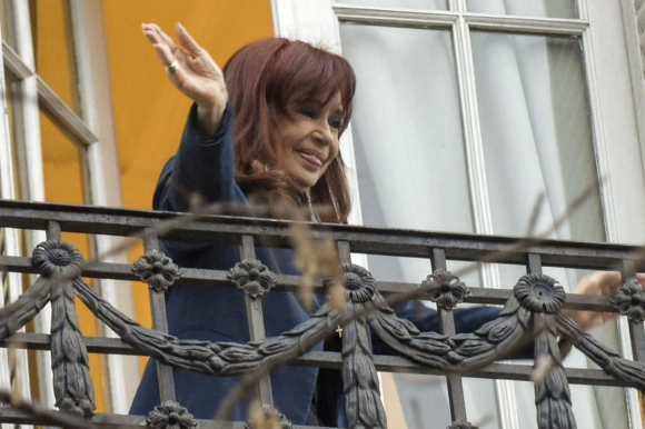 Cristina y los tres elefantes en el living
