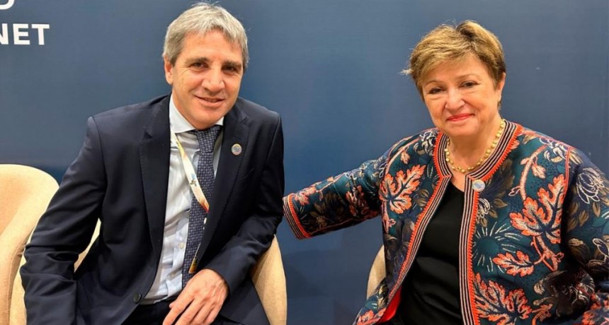 Caputo justificó la suba del dólar y anunció ajustes en la meta de reservas con el FMI