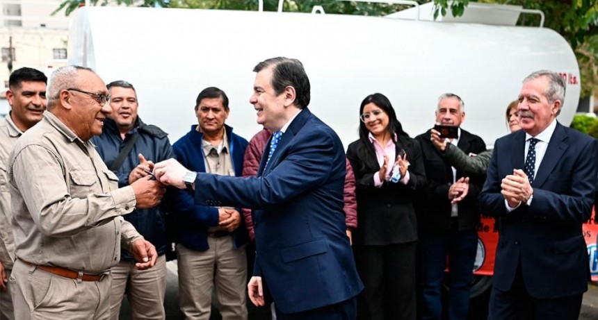 El gobernador Zamora entregó 15 camiones tanque a recursos hídricos