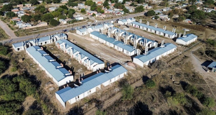 Provincia reactivó la obra de 45 viviendas abandonadas en Tostado
