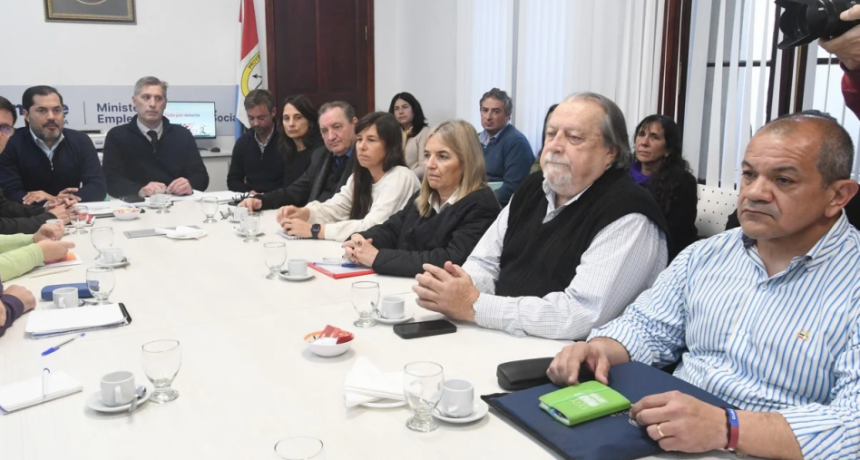Los docentes santafesinos también recibieron una oferta de 7% de aumento semestral