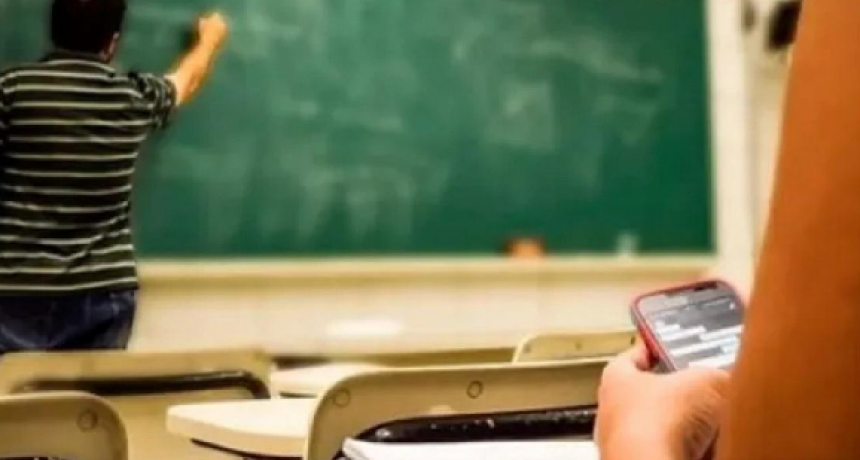 Madrid innova con sistemas de agua inteligentes y prohíbe celulares en escuelas