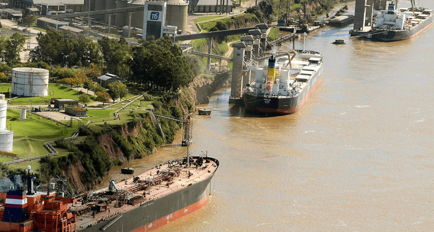 Los barcos hacen fila en el Gran Rosario: la soja argentina, en un mini “boom” exportador