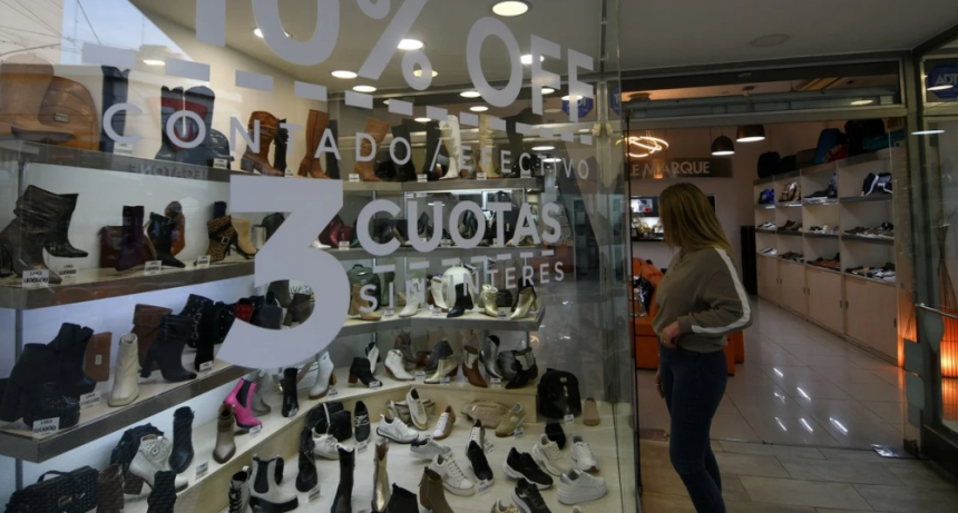 La confianza de los consumidores retrocedió 13,87% respecto de julio