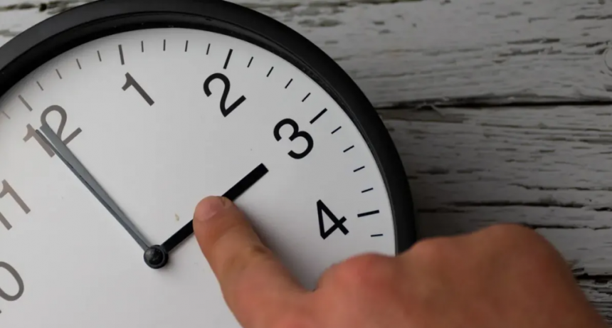 Cambio de huso horario en Argentina: qué pasa si se atrasa una hora el reloj, según un especialista