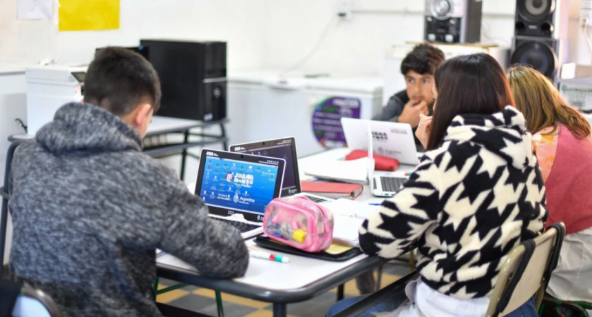 Seis de cada diez estudiantes creen que su situación económica limita sus proyectos a futuro