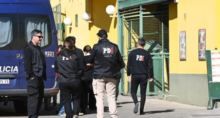 Hicieron tres boquetes y con explosivos volaron la caja fuerte de un supermercado en Santa Fe