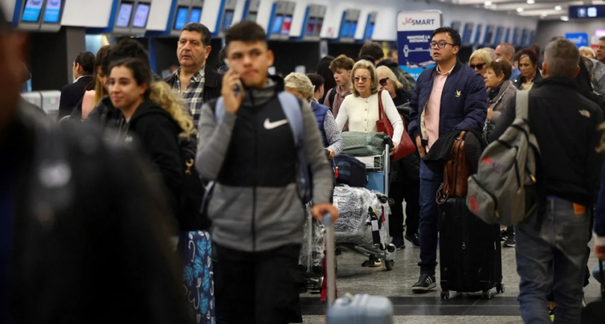 En julio, viajaron más del doble de argentinos al exterior que los turistas que arribaron al país