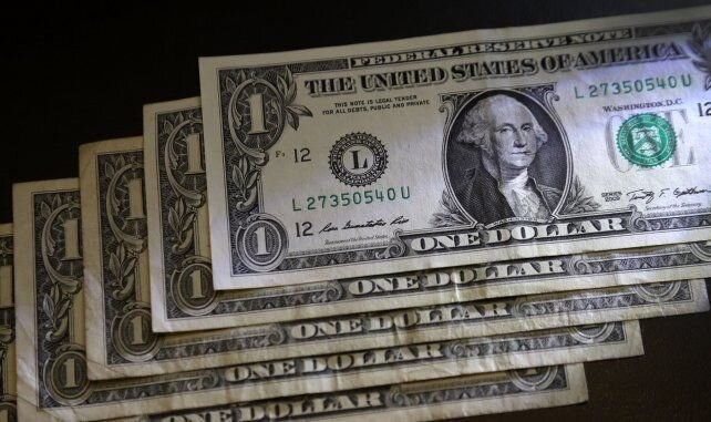 El dólar blue dio un salto y cerró la jornada en 144 pesos