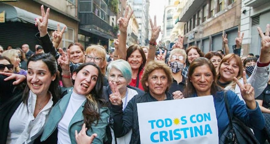 Militantes del FdT cumplen el décimo día de vigilia frente a la casa de Cristina Fernández