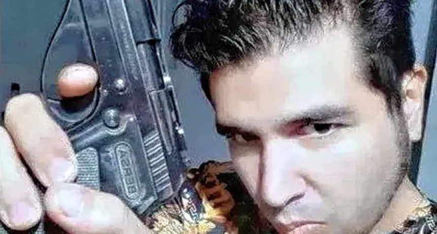 Aparecieron fotos del sospechoso y su novia posando con el arma utilizada en el ataque