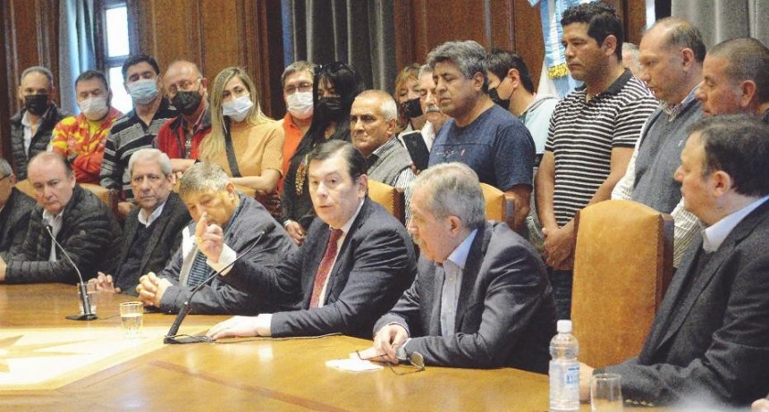 Zamora anunció una recomposición salarial de emergencia de $23 mil para los estatales