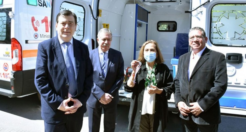 El gobernador entregó 35 ambulancias al Sease para servicios de urgencias en Capital, Banda e Interior