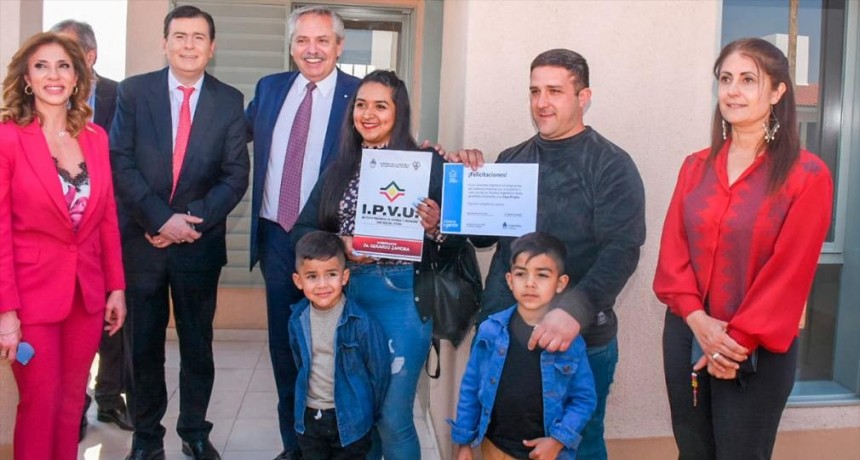 Fernández y Zamora firmaron convenio para la construcción de 1064 nuevas viviendas