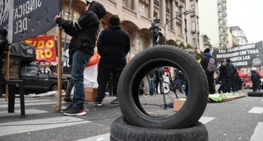 El Gobierno habilitará importaciones de neumáticos si no se resuelve el conflicto sindical