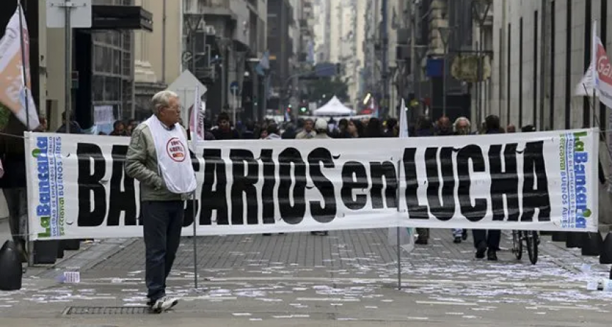 Los bancarios acordaron una nueva suba salarial y cerraron una 