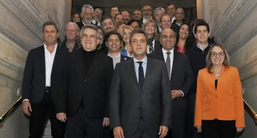 Sergio Massa llegó a Tucumán junto a gobernadores y Máximo Kirchner para relanzar la campaña 