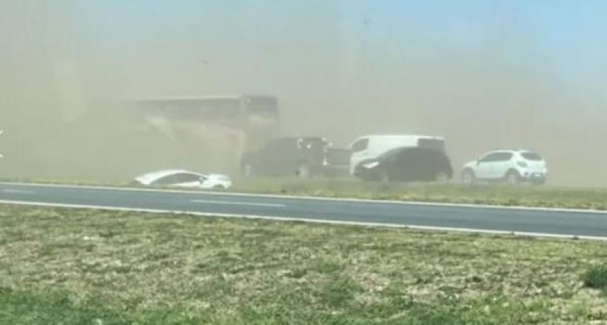 Tormenta de viento provocó un choque que involucró a 40 vehículos en la autopista a Córdoba: un muerto y varios heridos