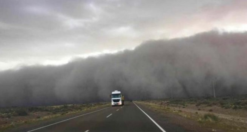 Qu&eacute; hacer al volante durante una tormenta de viento y polvo como la que provoc&oacute; el choque de 40 veh&iacute;culos en la Autopista 