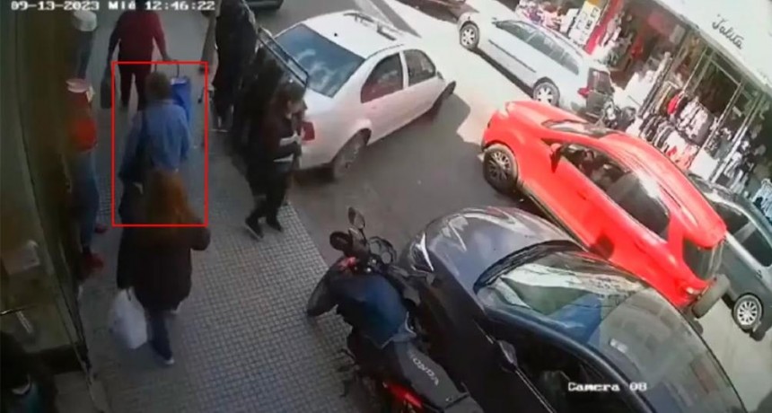 Estacionaba su auto, tuvo una convulsión y mató a una mujer de 71 años