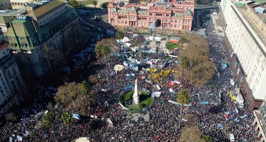 El populismo endiosa el voto y desprecia el orden institucional