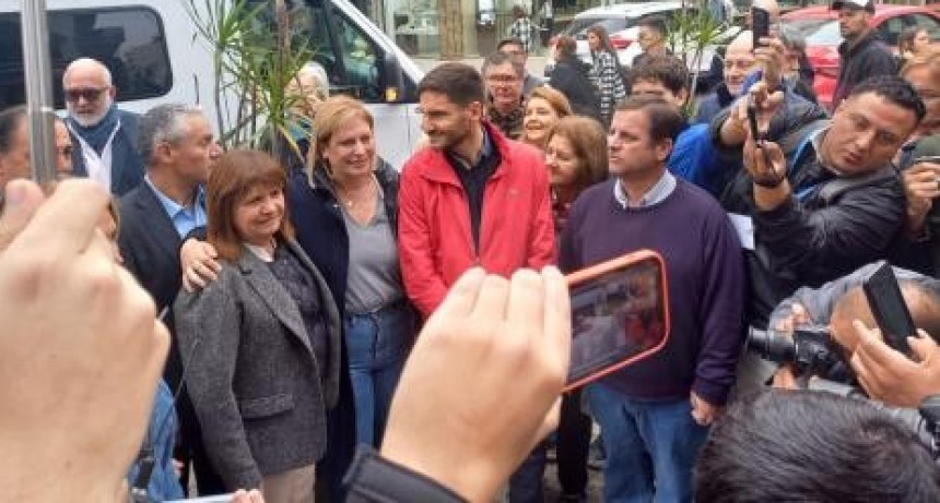 Patricia Bullrich recorrió la peatonal santafesina junto a Pullaro y Poletti